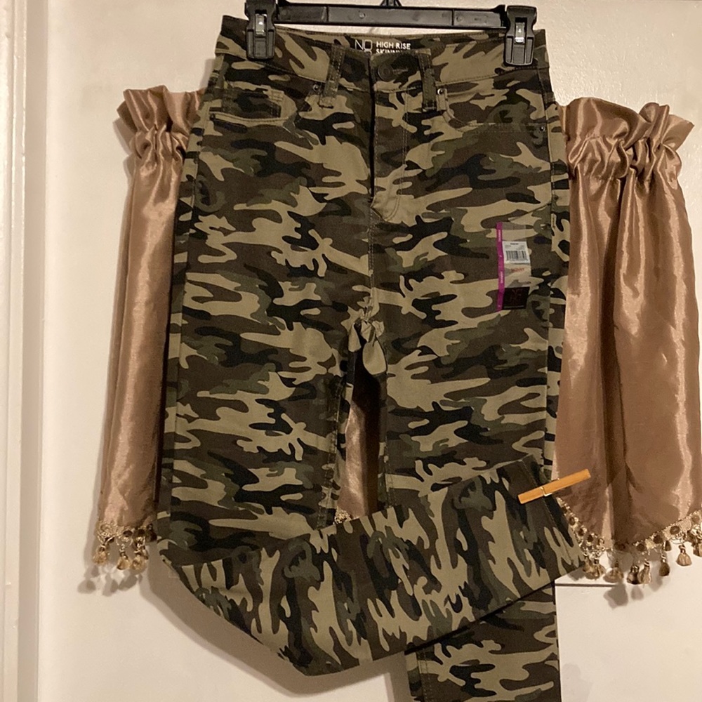 NWT 🥰 High Rise Skinny Jeans 🥰 Green Camouflage Print 🥰
